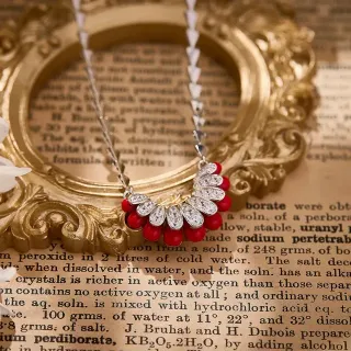 Collier pendentif perles rouges et motif d'éventail de cristal