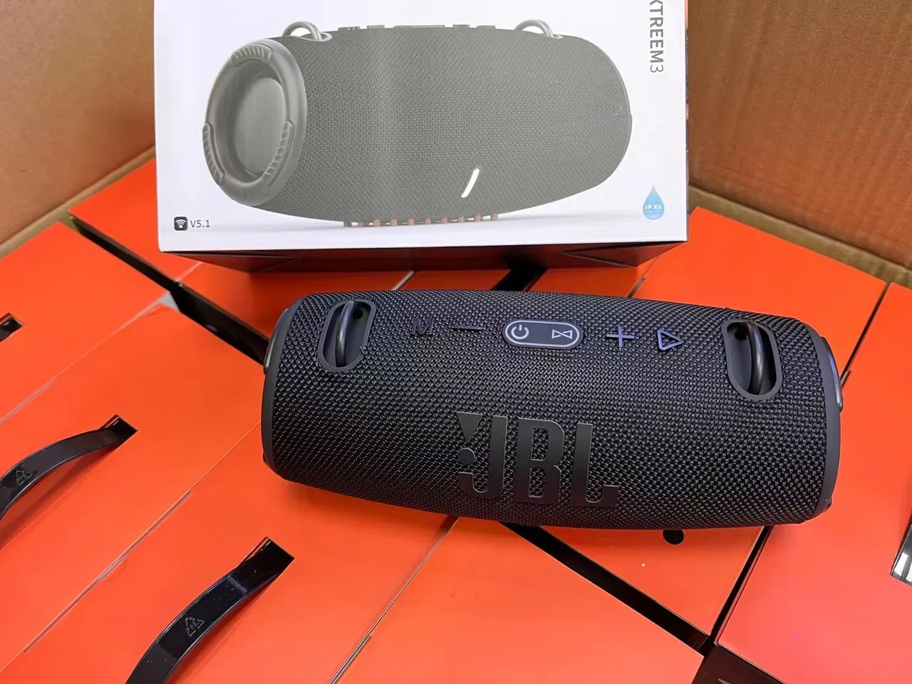 Altavoz portátil cilíndrico de tela con rejilla roja 2