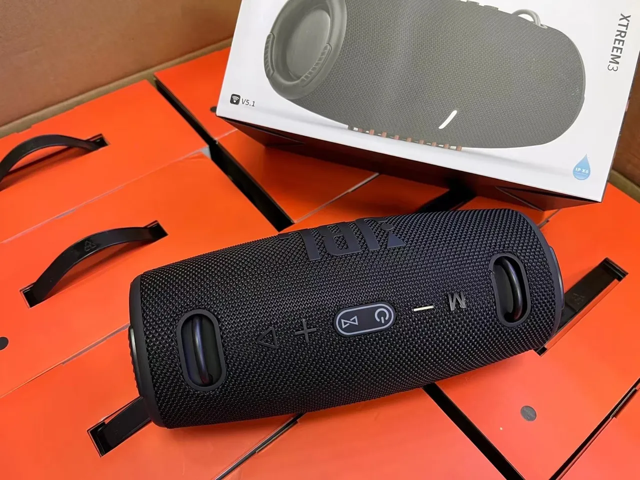 Altavoz portátil cilíndrico de tela con rejilla roja 3