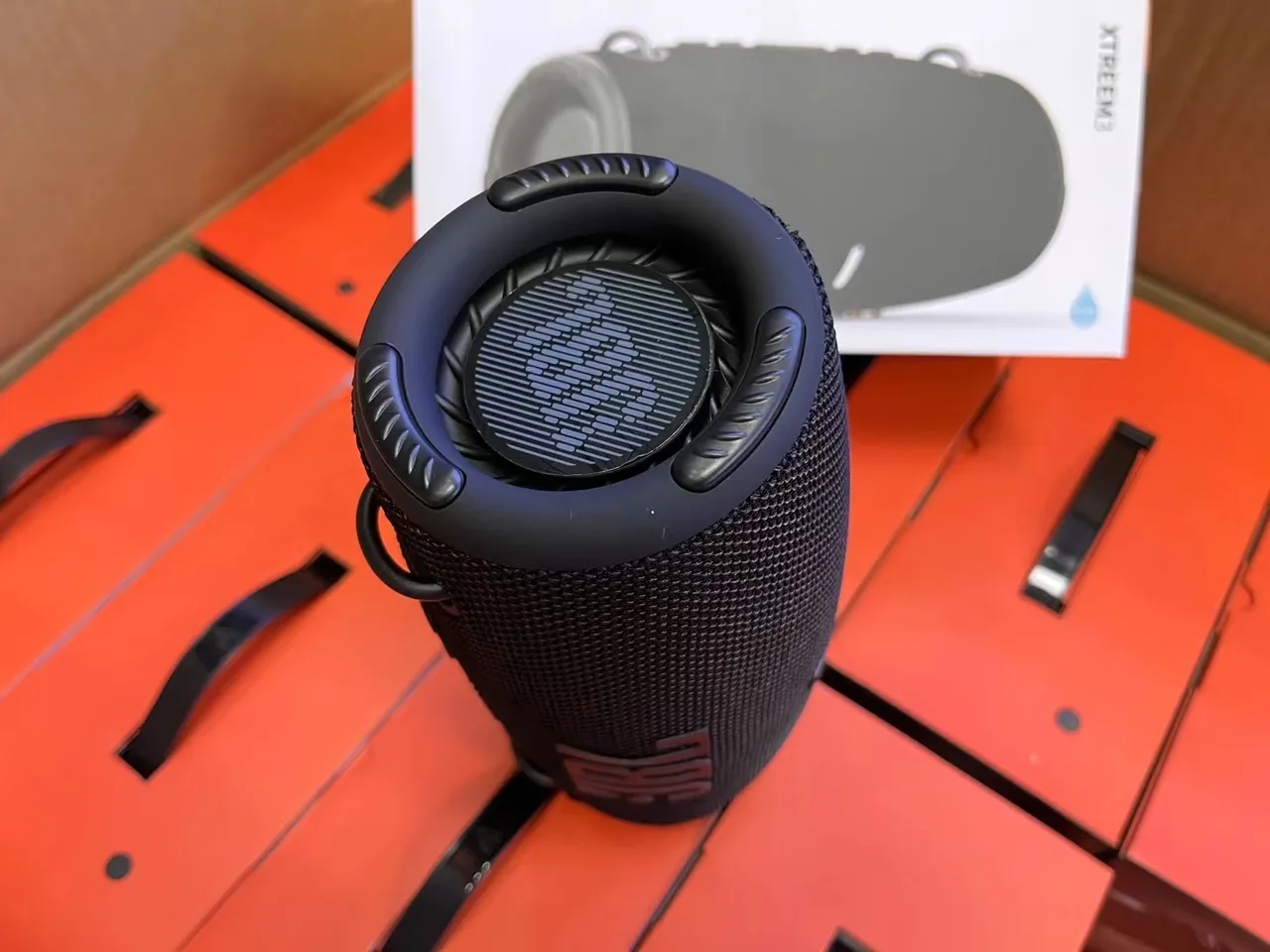 Altavoz portátil cilíndrico de tela con rejilla roja 4