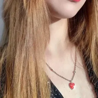 Collier avec pendentif en cœur émaillé rouge