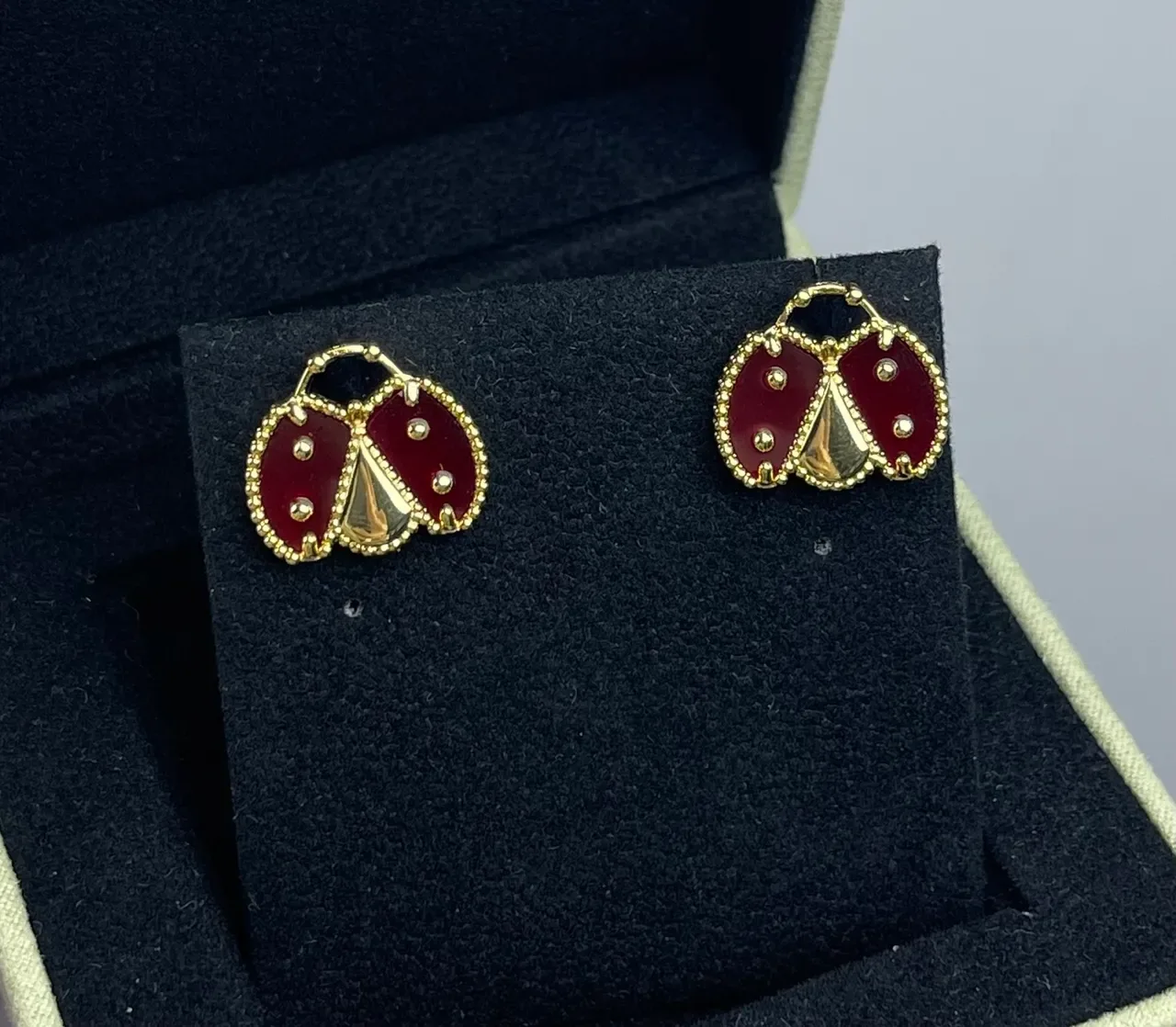 Aretes con motivo de mariquita esmaltada roja tono dorado 2