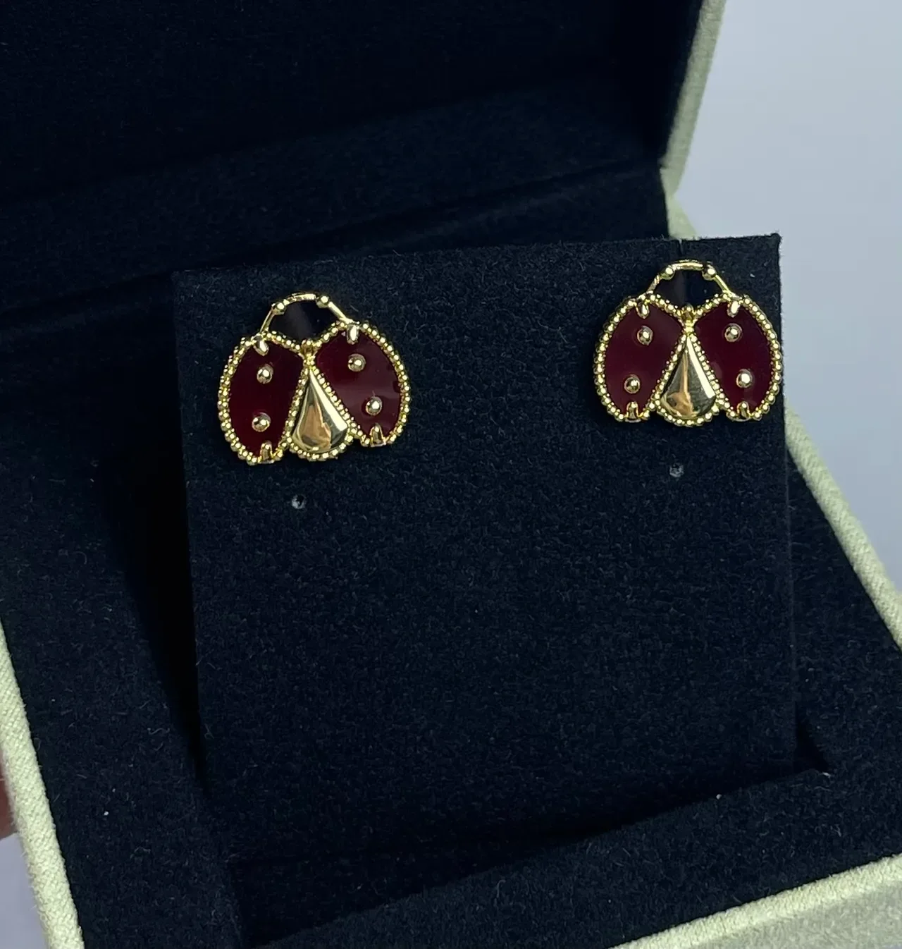 Aretes con motivo de mariquita esmaltada roja tono dorado 3