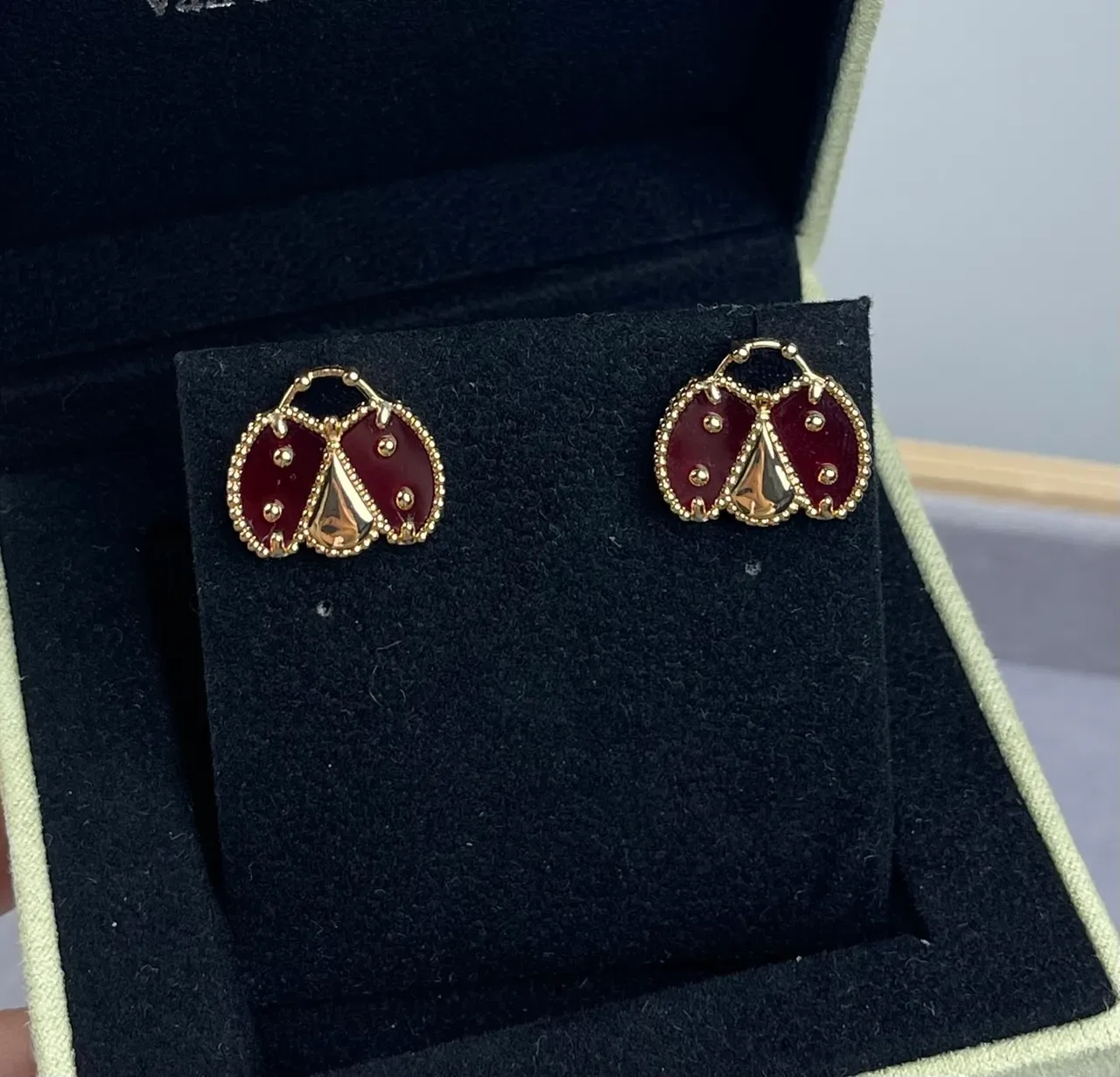 Aretes con motivo de mariquita esmaltada roja tono dorado 4