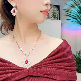Collier en métal or rouge faceté avec gémme en forme de larme