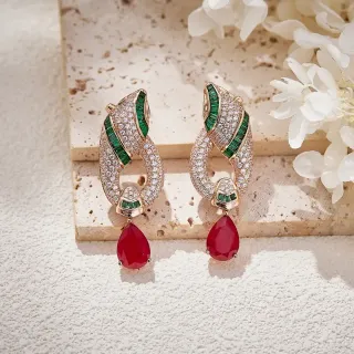 Joalheria com Motivo de Fita Trançada Vermelha e Verde Diamantes Pavé