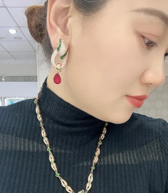 Joyeria con Motivo de Cinta Roja y Verde Trenzada Diamantes Pavé-Set 4