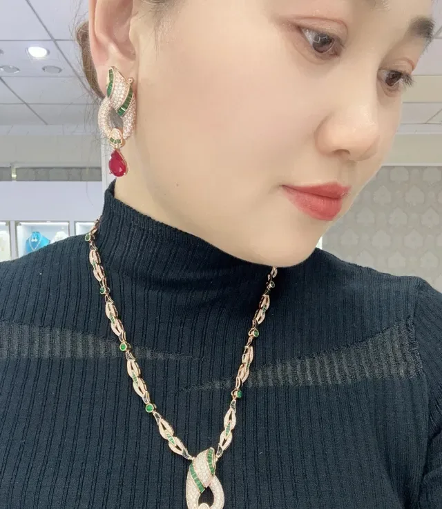 Joyeria con Motivo de Cinta Roja y Verde Trenzada Diamantes Pavé-Set 8