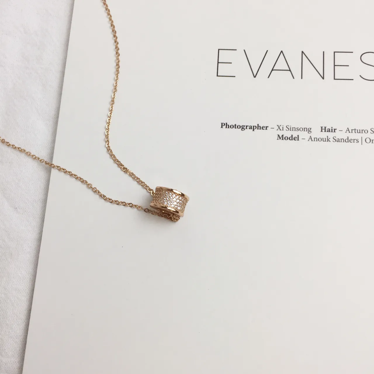 Rose Gold Colar com pingente cilíndrico pavé 2