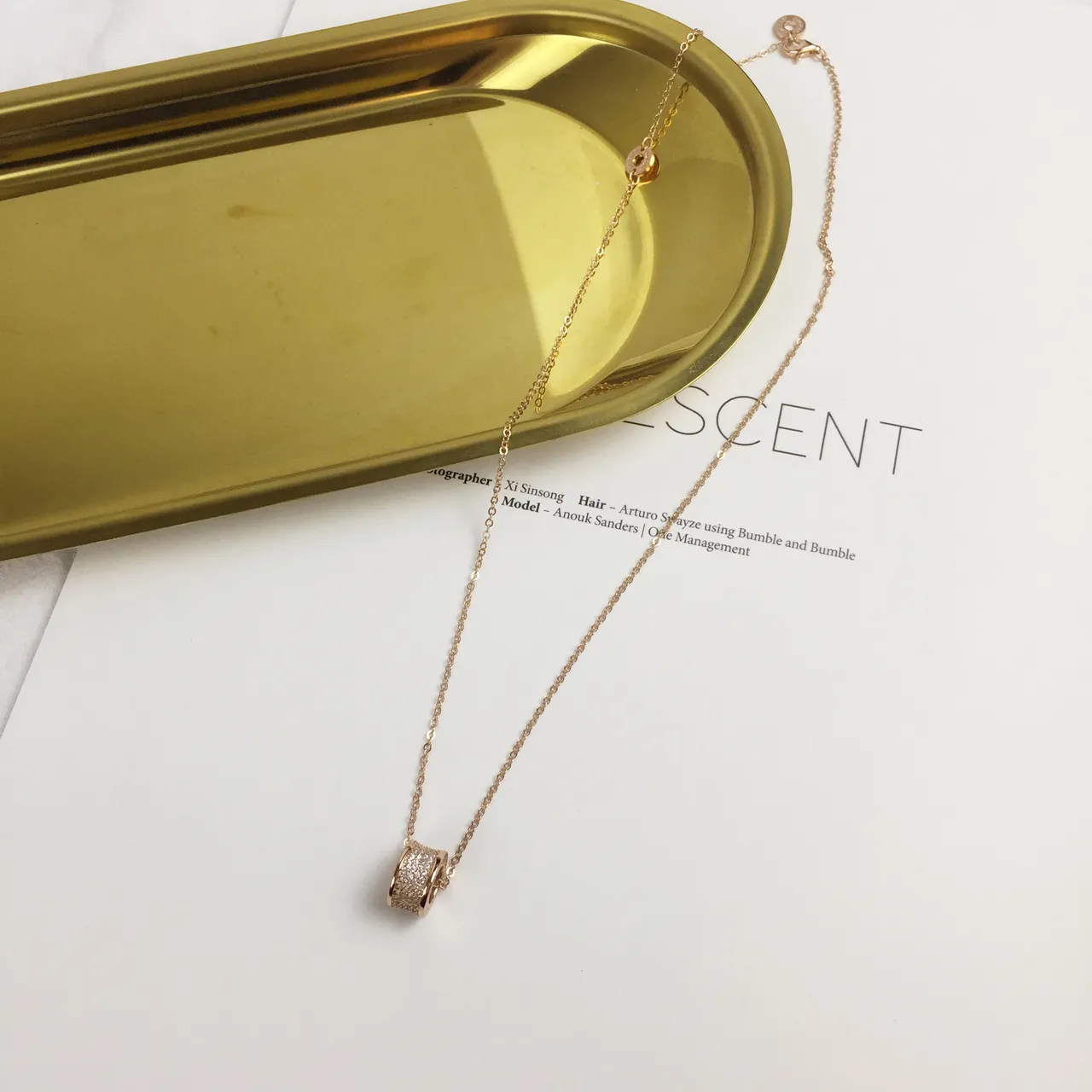 Rose Gold Colar com pingente cilíndrico pavé 4