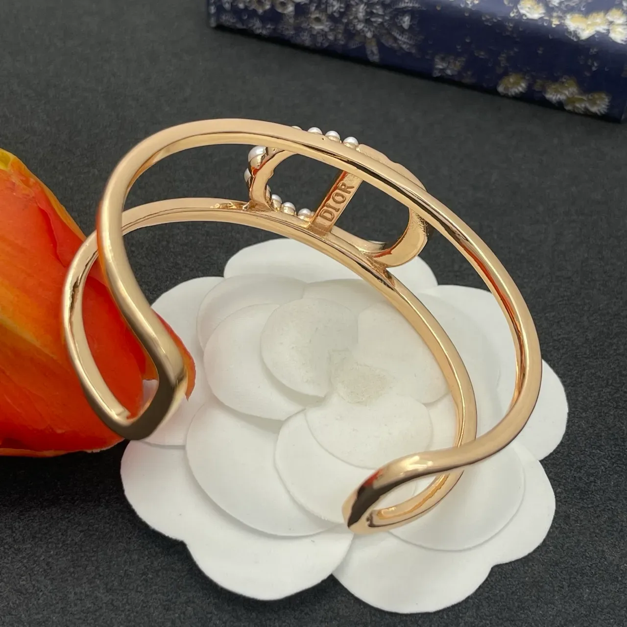 Bracelet en or rose à motif D, halo de perles, ouvert 3
