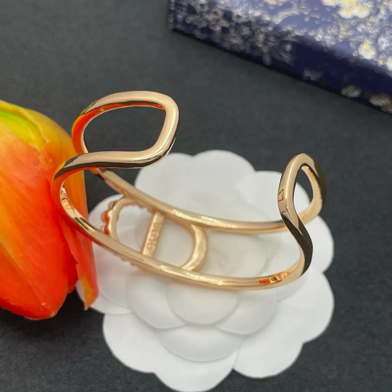 Bracelet en or rose à motif D, halo de perles, ouvert 4