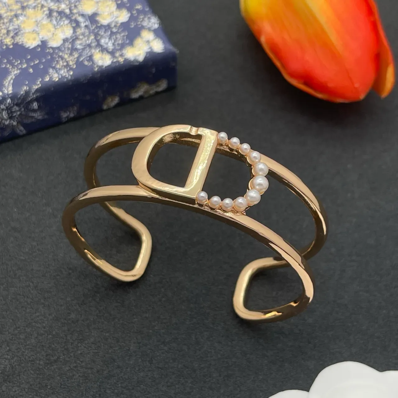 Bracelet en or rose à motif D, halo de perles, ouvert 7