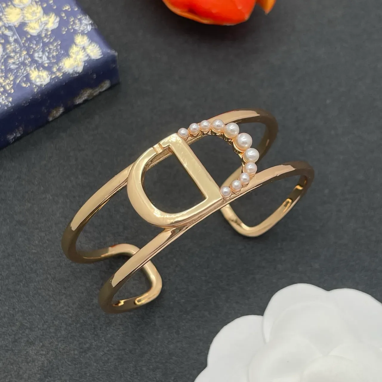 Bracelet en or rose à motif D, halo de perles, ouvert 8