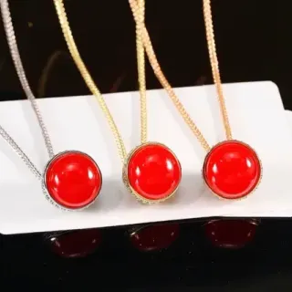 Colar com pingante cabochon vermelho redondo com bezel