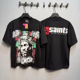 تي شيرت أسود بطباعة جرافيك Saints Athletics