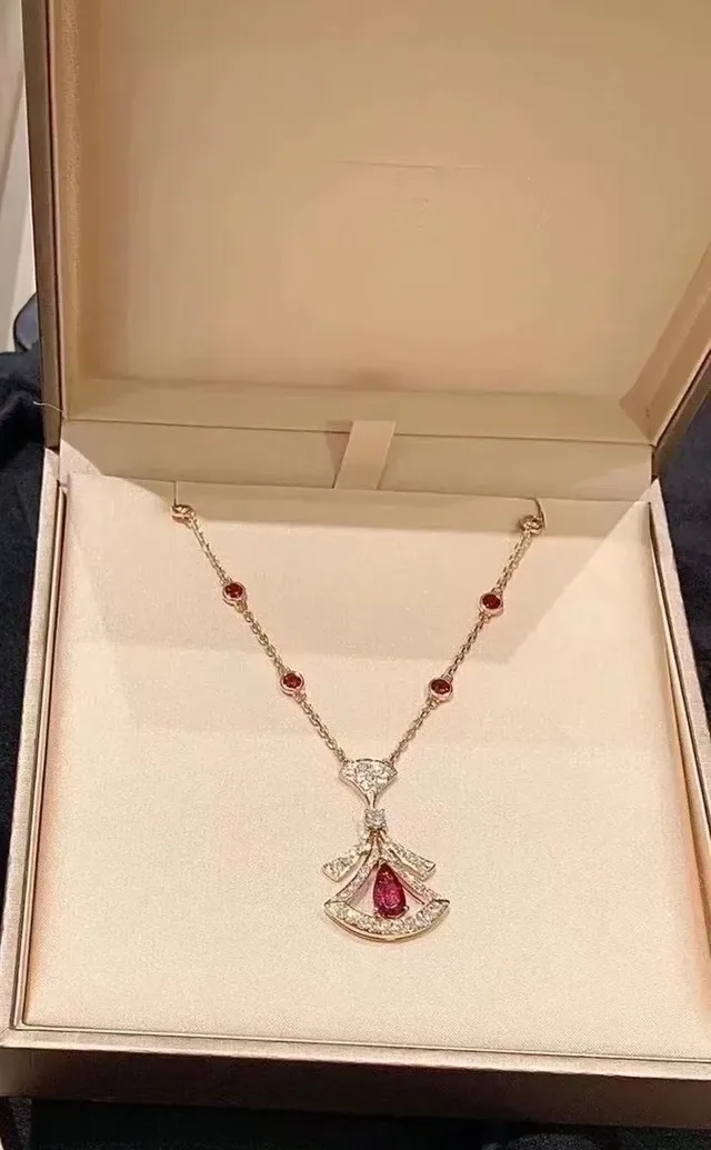 Collier Sans Limite Or Rouge Motif en Éventail Pavé Rubis Taille Pera au Centre 2