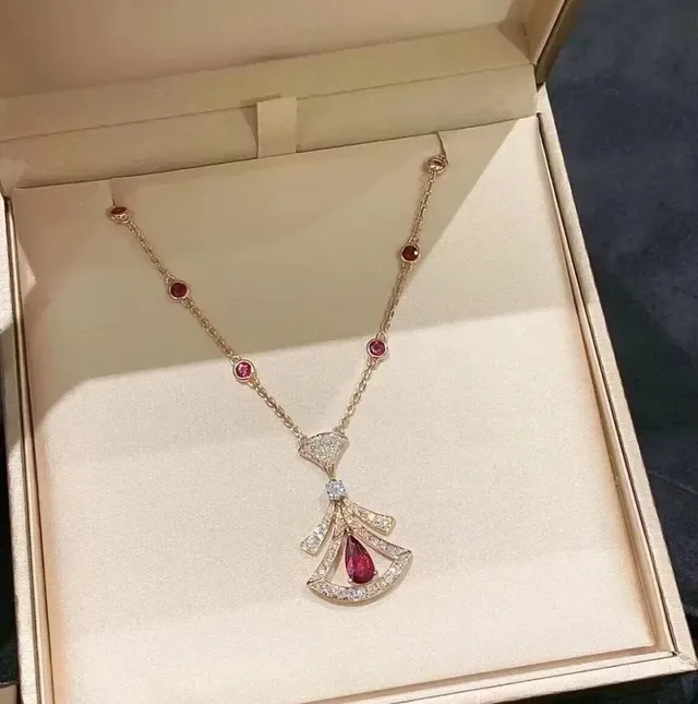 Collier Sans Limite Or Rouge Motif en Éventail Pavé Rubis Taille Pera au Centre 3