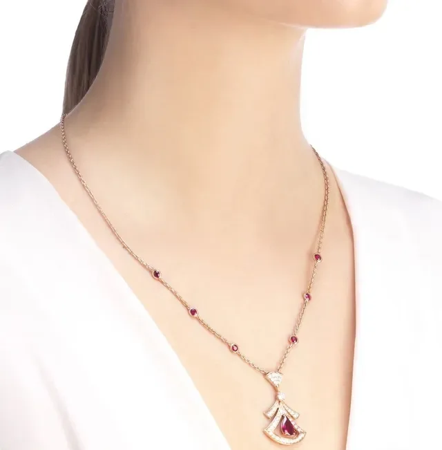 Collier Sans Limite Or Rouge Motif en Éventail Pavé Rubis Taille Pera au Centre 4