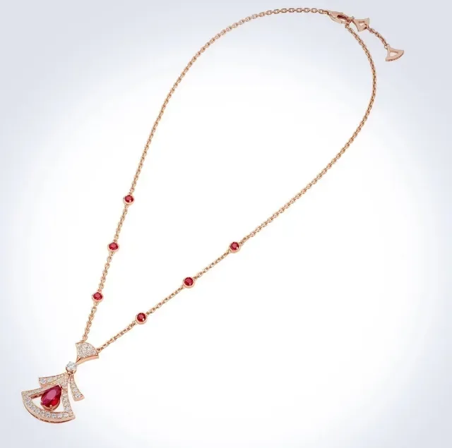 Collier Sans Limite Or Rouge Motif en Éventail Pavé Rubis Taille Pera au Centre 5