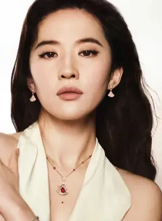 Collier Sans Limite Or Rouge Motif en Éventail Pavé Rubis Taille Pera au Centre 6