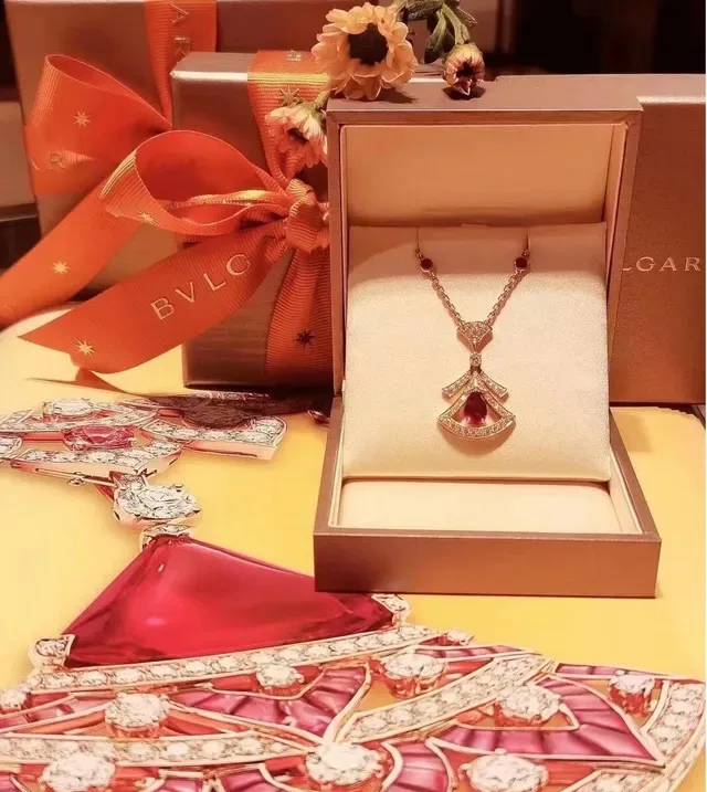 Collier Sans Limite Or Rouge Motif en Éventail Pavé Rubis Taille Pera au Centre 7
