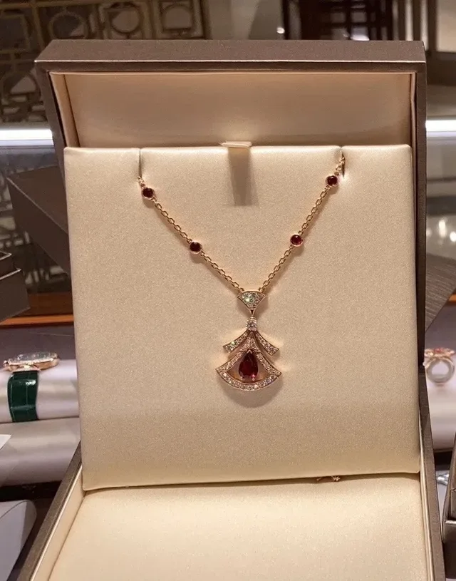 Collier Sans Limite Or Rouge Motif en Éventail Pavé Rubis Taille Pera au Centre 8