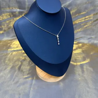 Chaîne d'argent pendentif larme vertical quatre pierres