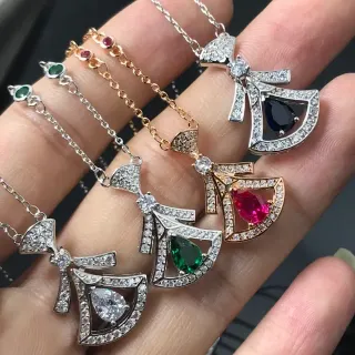 Colar com Pingente de Laço em Prata e Ouro, Pavé-Set de Pedras Brancas