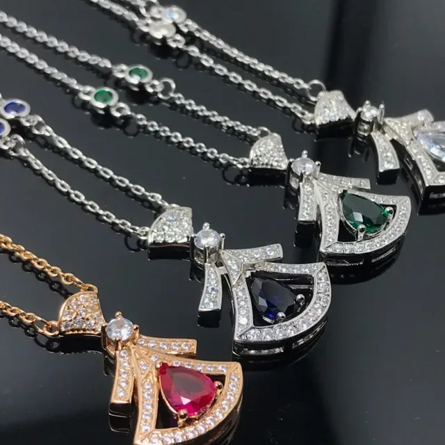 Collier avec Pendentif Motif Nœud en Argent et Or, Pavé-Set de Pierres Blanches 2
