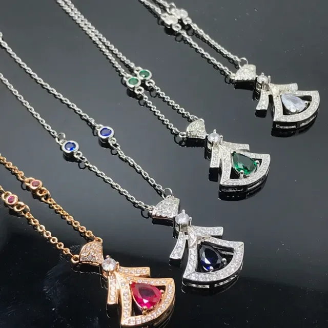 Collier avec Pendentif Motif Nœud en Argent et Or, Pavé-Set de Pierres Blanches 3