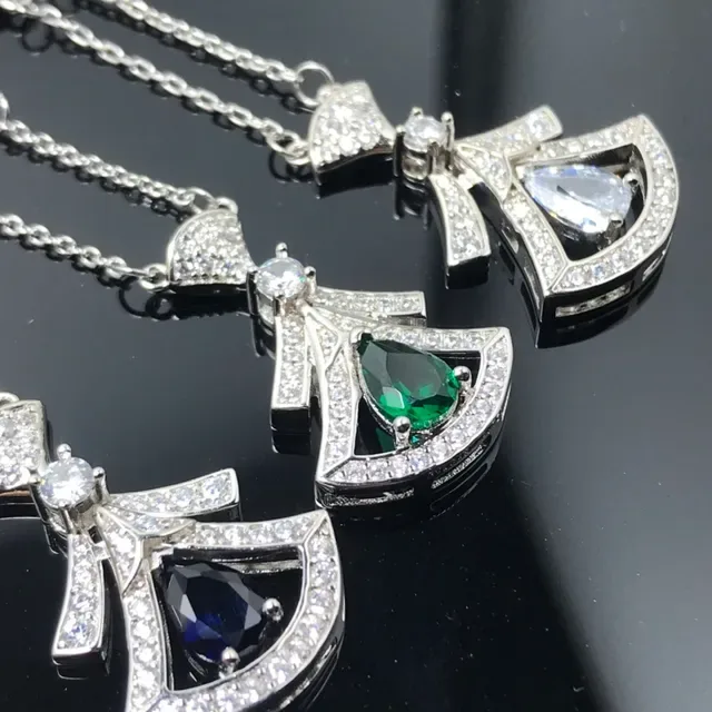 Collier avec Pendentif Motif Nœud en Argent et Or, Pavé-Set de Pierres Blanches 4
