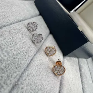 Brincos de prata e ouro em forma de coração com pavé-set