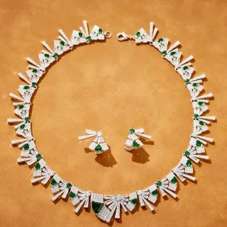 Collier argent et vert motif géométrique d'éventail pavé-set pierres blanches