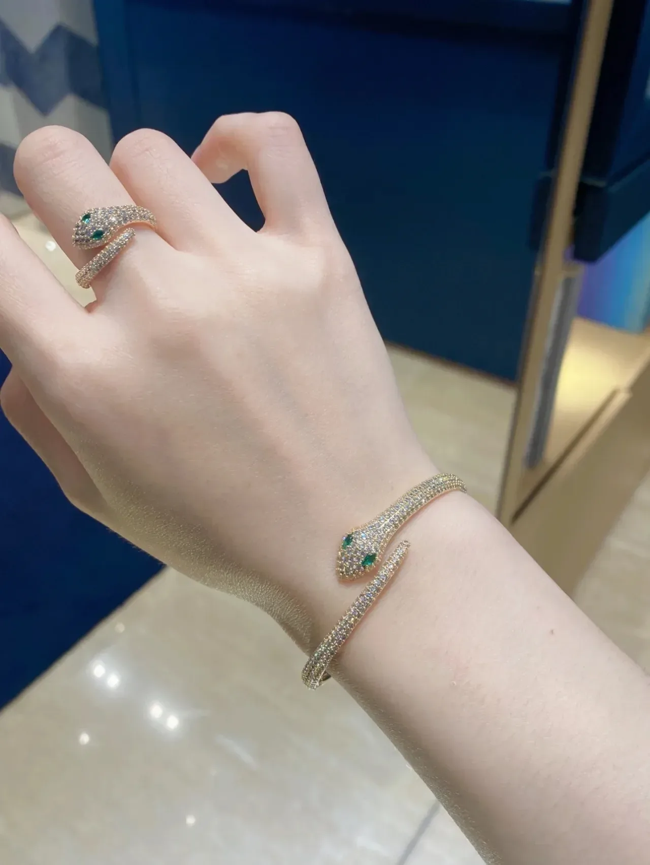 Silver Green Snake-Shaped Pavé-Set Ring 5