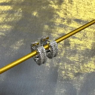 أقراط دائرية فضية مع pave-set
