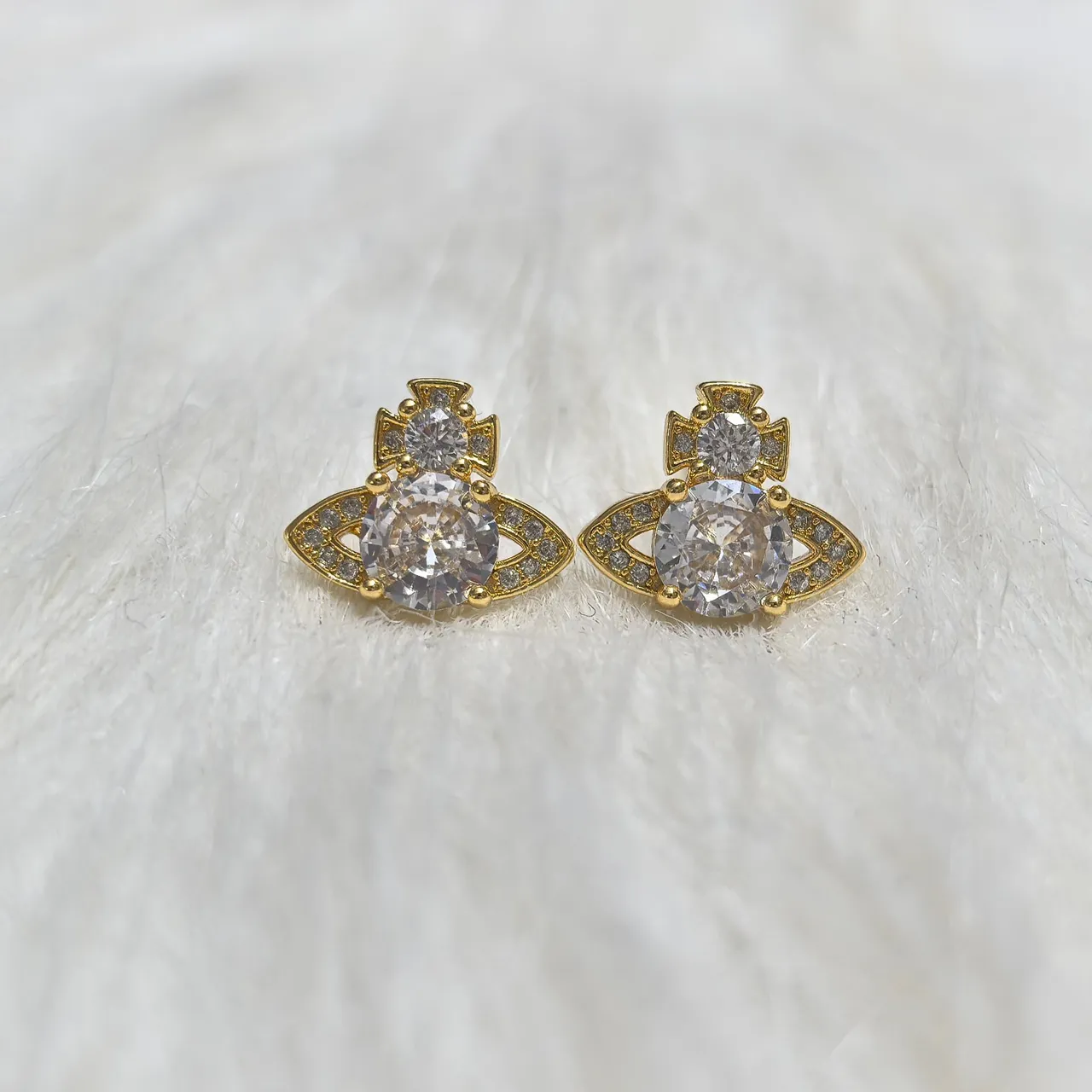 Brincos de tachinha de prata com pedra clara marquise pavé motivo cruz 2
