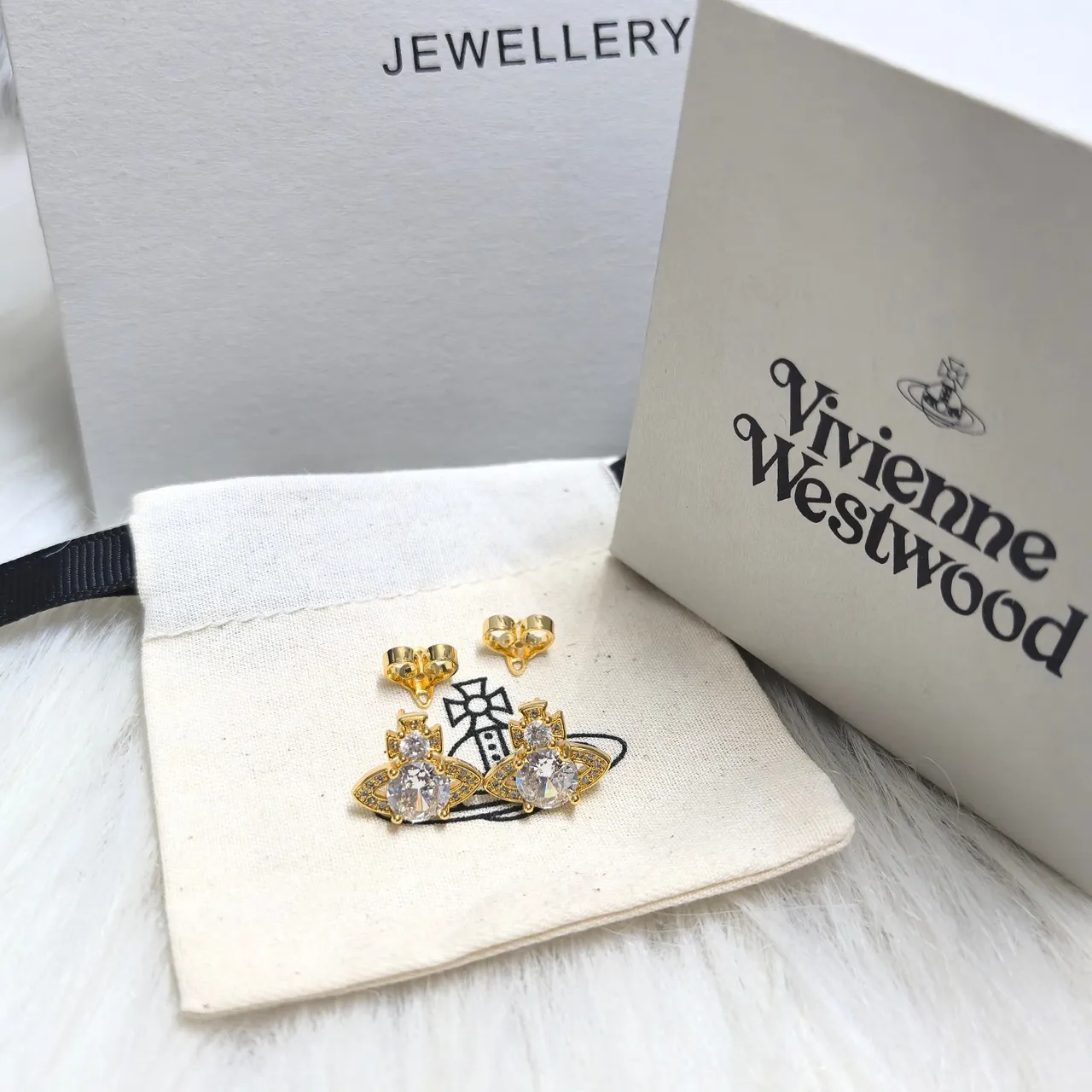 Brincos de tachinha de prata com pedra clara marquise pavé motivo cruz 6