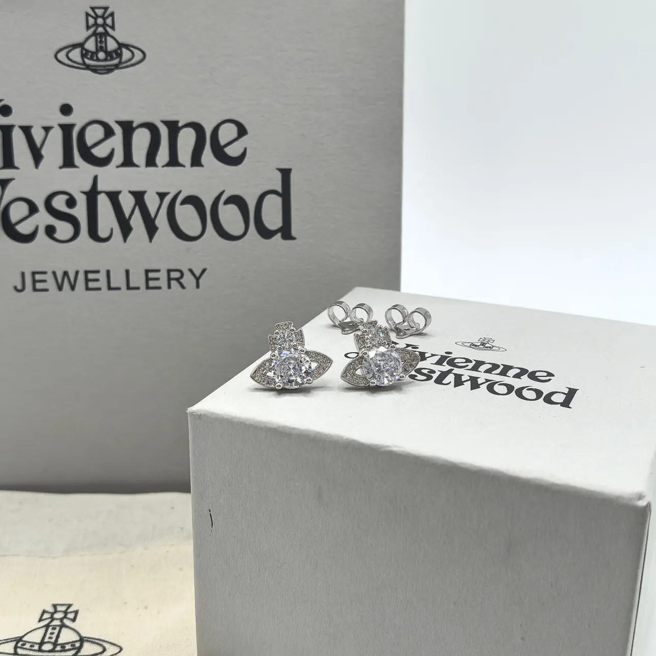 Brincos de tachinha de prata com pedra clara marquise pavé motivo cruz 8