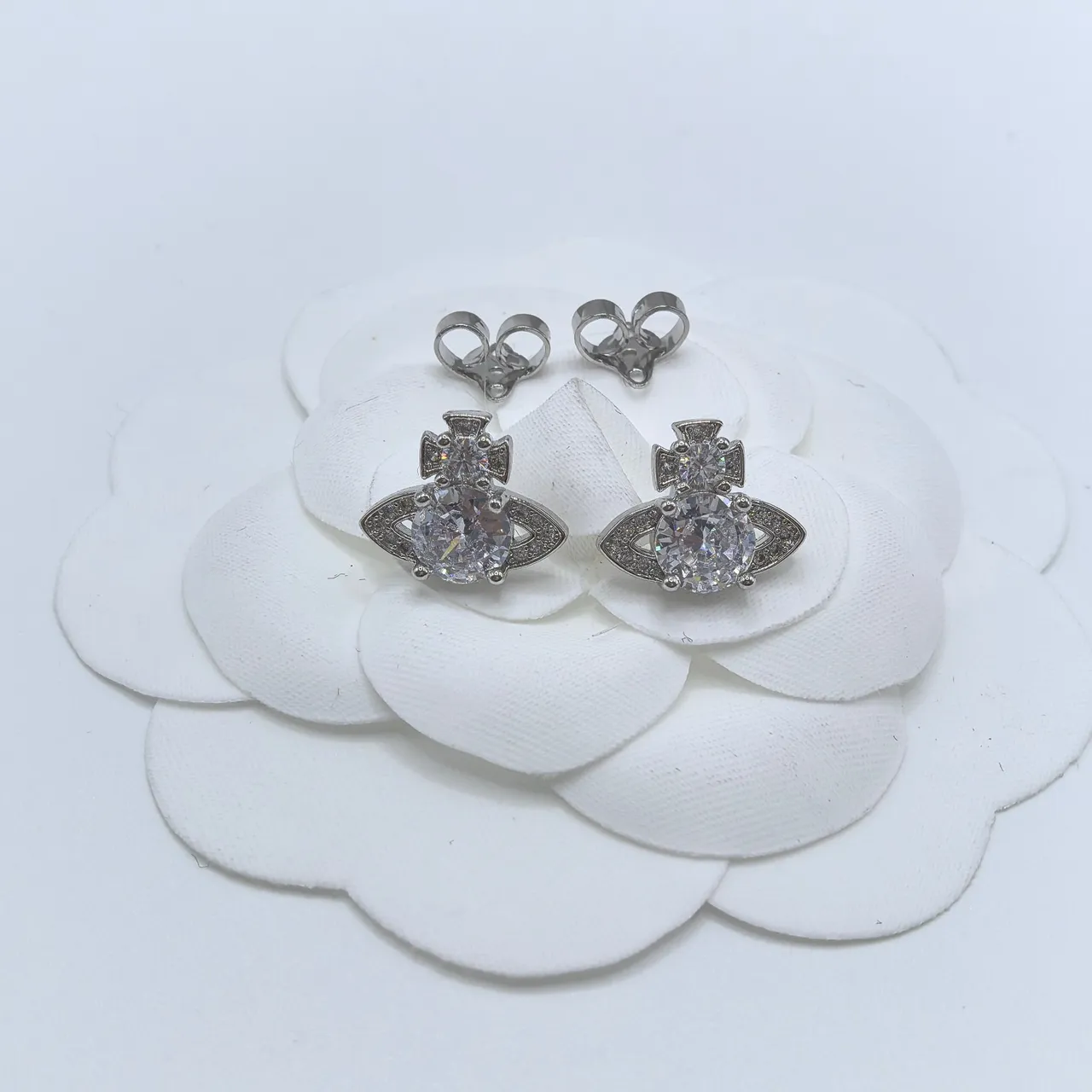 Brincos de tachinha de prata com pedra clara marquise pavé motivo cruz 9
