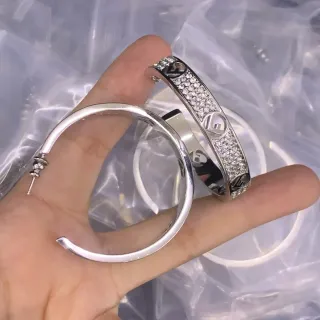 حلق أذن فضي اللون مع شعار كريستال مقصوص