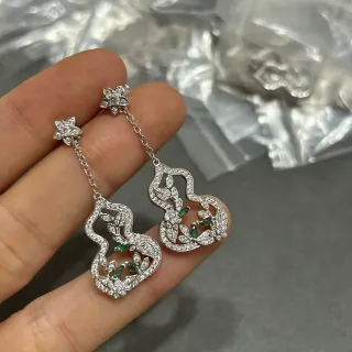 Brincos pendentes de prata com floral de cabaça pavê
