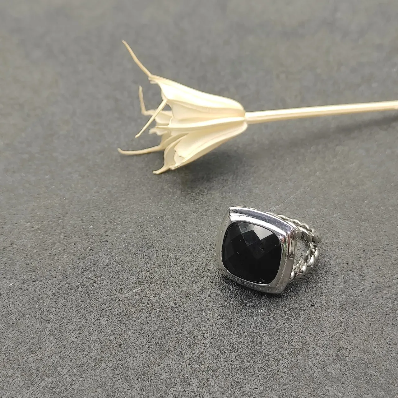 Silver-Toned Twisted Rope Band Faceted Black Stone Ring 8