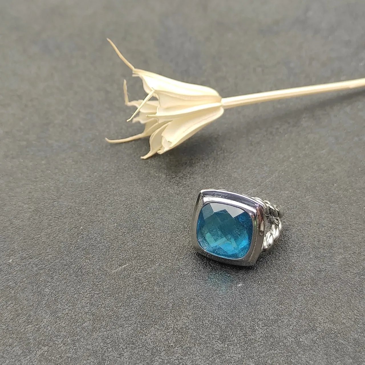 Silver-Toned Twisted Rope Band Faceted Blue Gemstone Ring 6