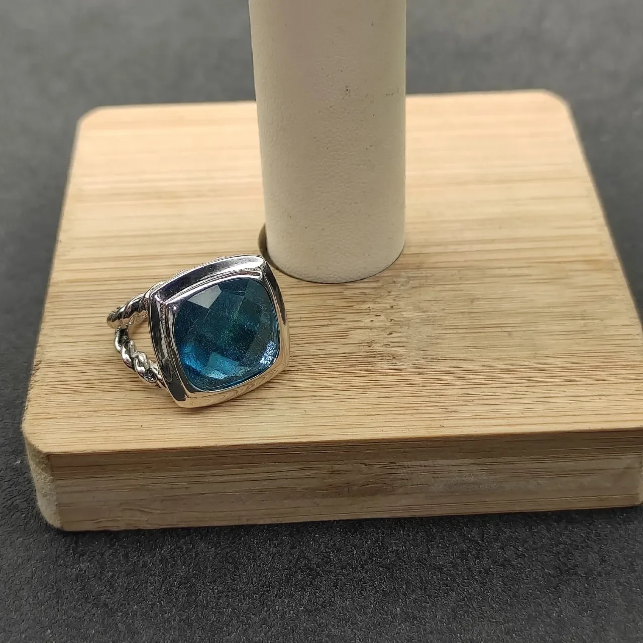 Silver-Toned Twisted Rope Band Faceted Blue Gemstone Ring 7