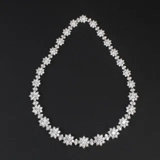 Collier argent blanc motif floral grappe de pierres multiples pave setting