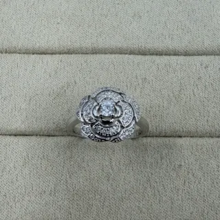 Bague en argent avec motif floral blanc pavé-set