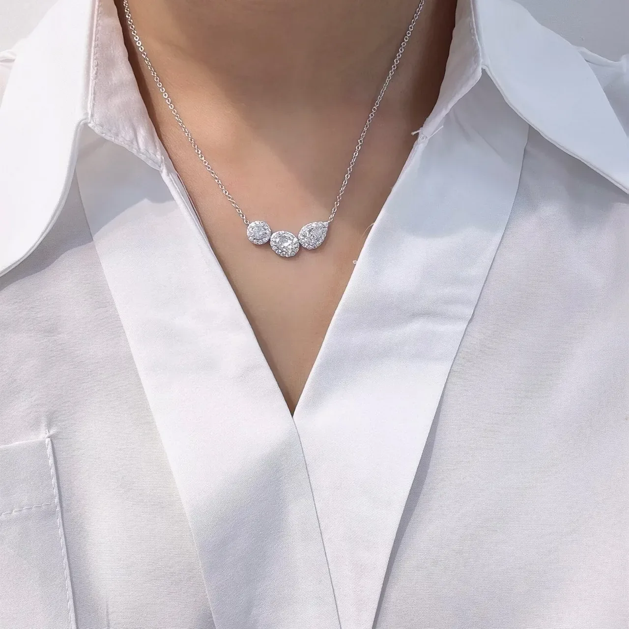 Collier argent blanc pendentif trois pierres sertissage halo 2