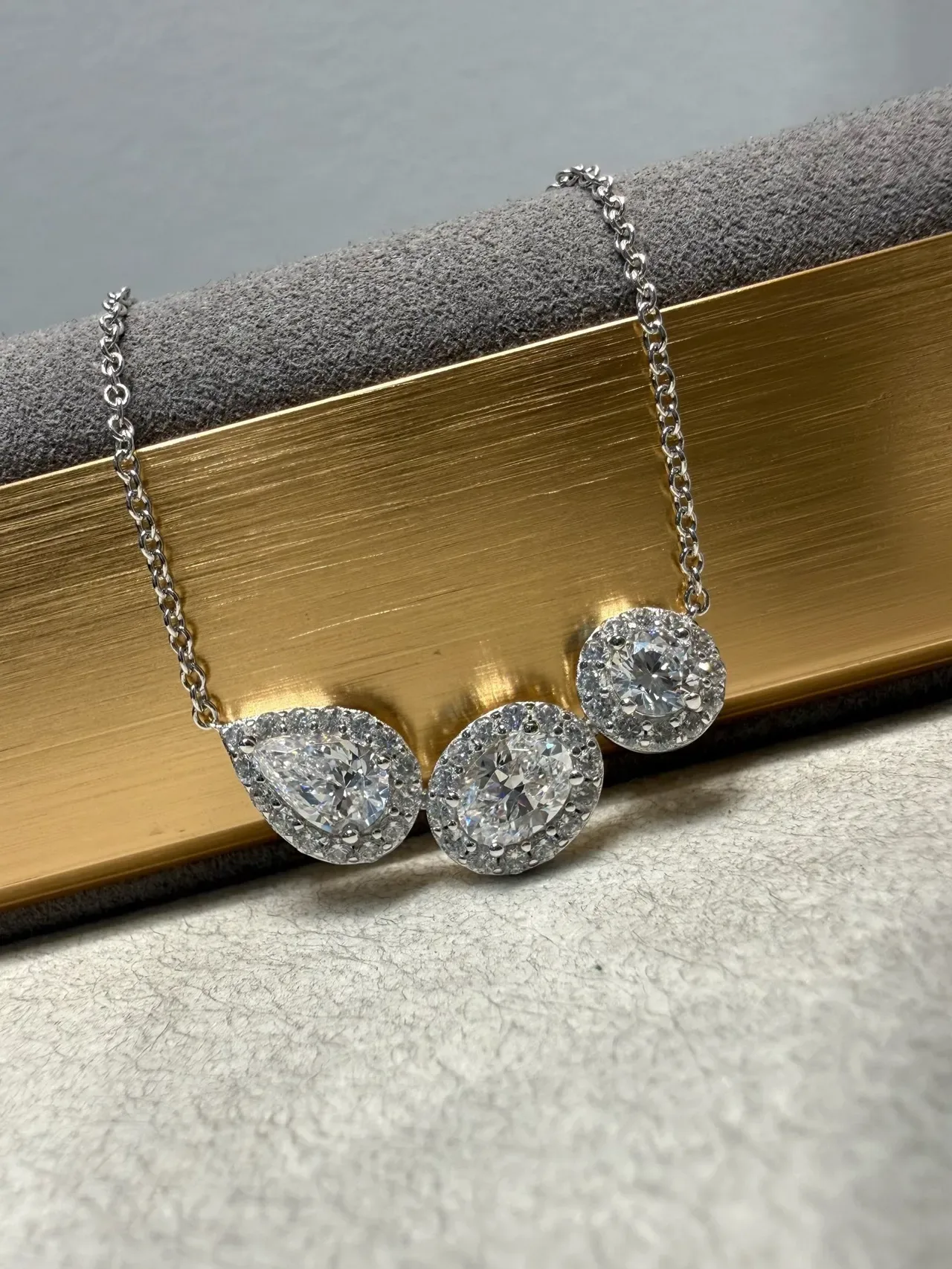 Collier argent blanc pendentif trois pierres sertissage halo 4