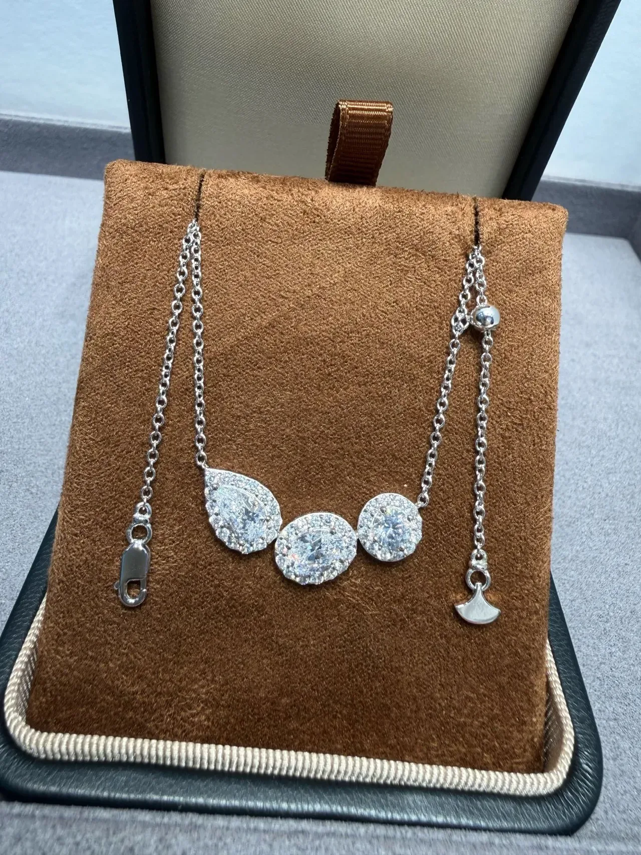 Collier argent blanc pendentif trois pierres sertissage halo 5